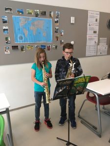 Gert leert zijn studenten de kneepjes van het saxofoon spelen