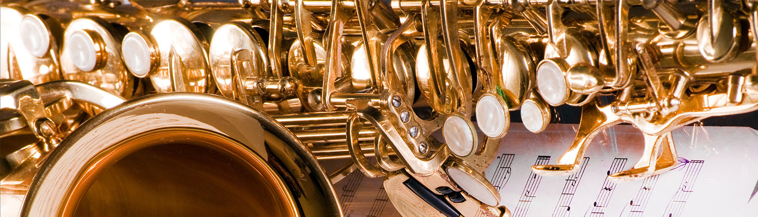 Saxofoon op bladmuziek